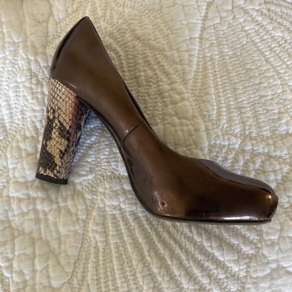 Bandolino brown patten chunky snake skin heels - Picture 2 of 8
